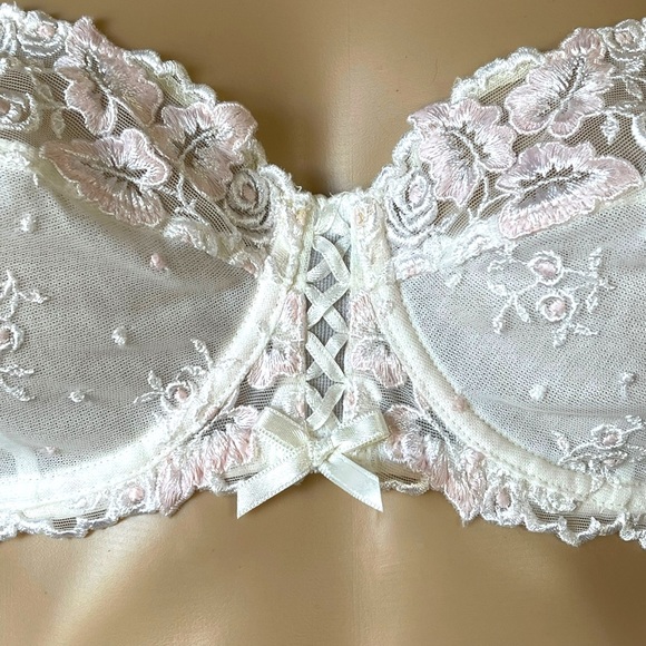 Vintage early 90s Lise Charmel retired style pink and white floral romantic bra - Picture 4 of 14